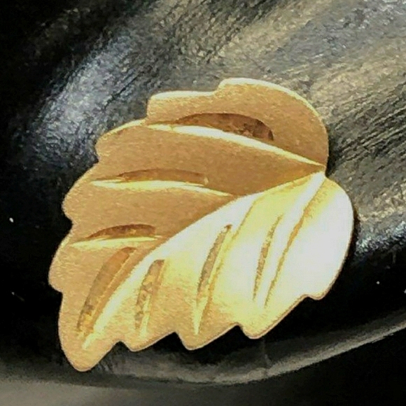 14k Solid Gold Oak Leaf Earrings, just Adorable and So Pretty! - Picture 2 of 7